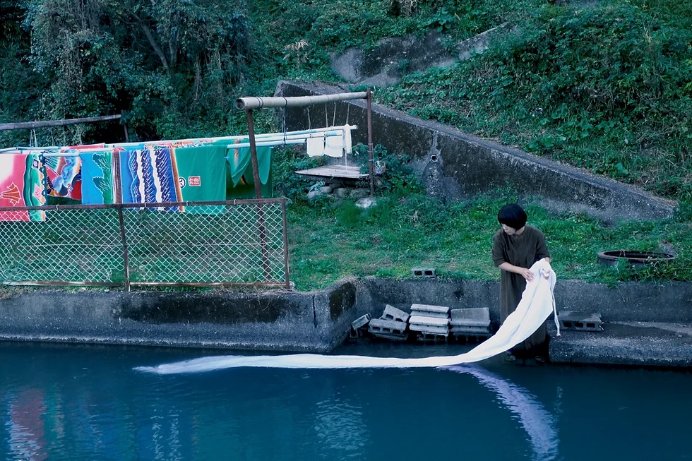 大和由佳 《川を染めとる／日次のフラフ》2018年｜山と土と茶と