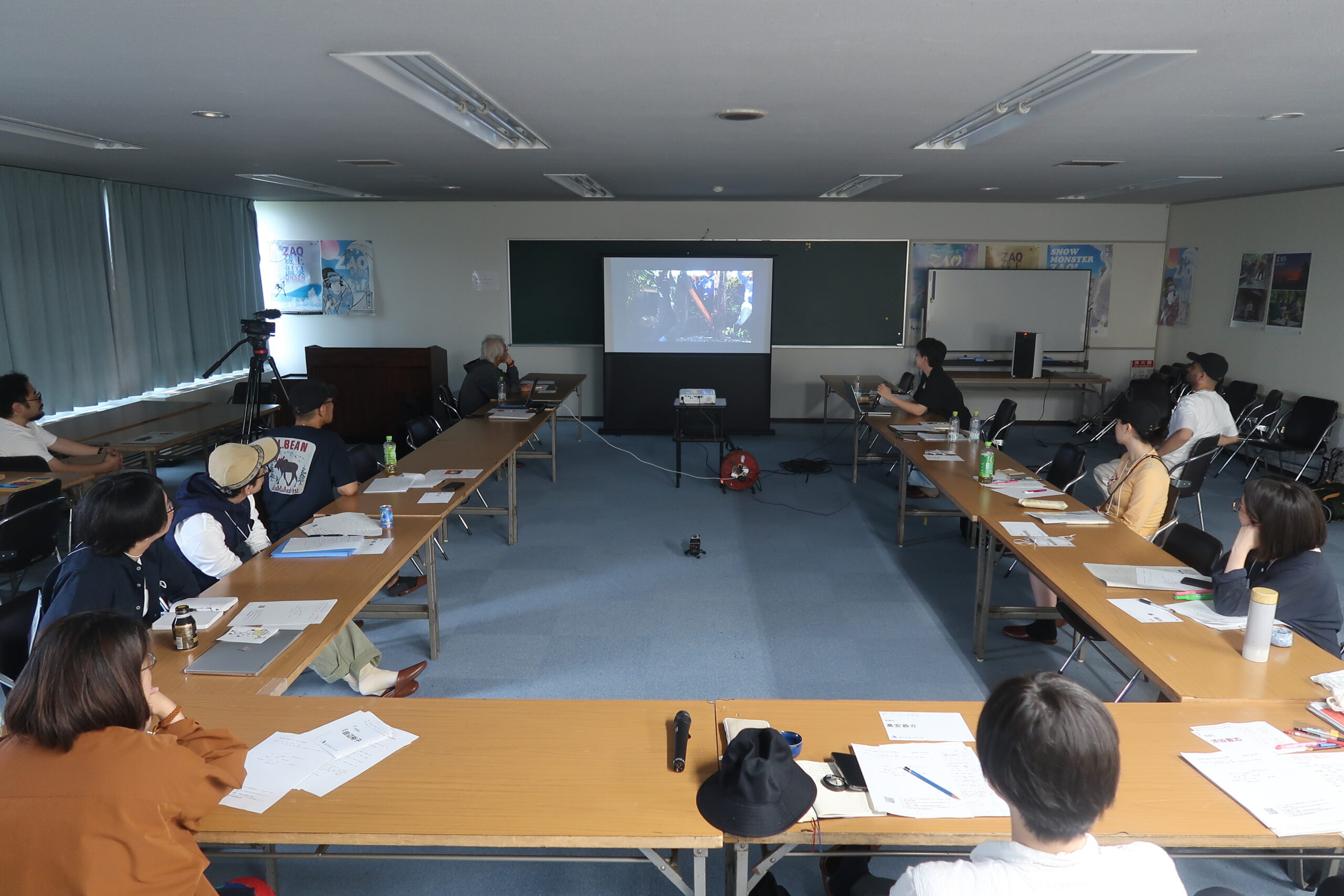 「キュレーションのマテリアル：歩行・言葉・映像」講座の様子（2024年6月23日：大和由佳レクチャー「土地とモノ、身体をうつす」山形市蔵王体育館 会議室）
