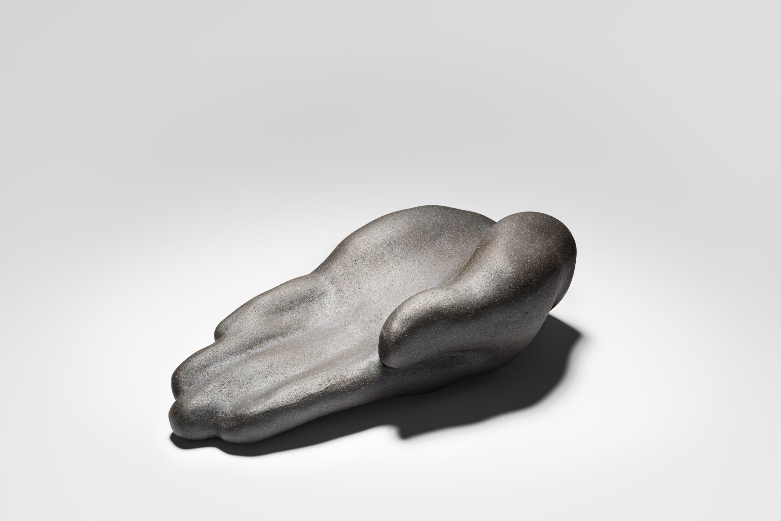 参考作品　池上恵一《The Potter’s Hand》2023年 ceramic　 6(h)×16×12cm  Photo：Tomas Svab